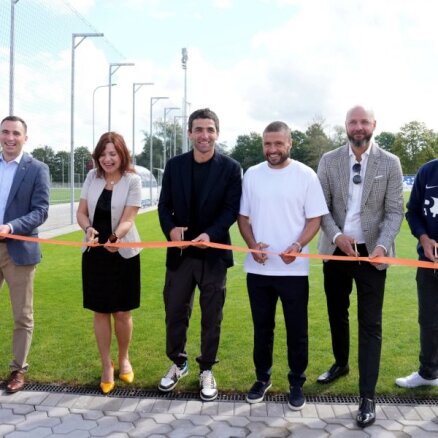 Foto: Rīgā atklāts Baltijā lielākais privātais futbola sporta komplekss