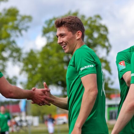 'Valmieras' futbolisti astotdaļfinālā, teju visu maču spēlējot mazākumā, uzvar 'Riga' komandu