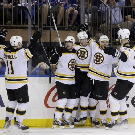 Veiksmīgs vārtu guvums palīdz 'Bruins' nokļūt uzvaras attālumā no NHL pusfināla