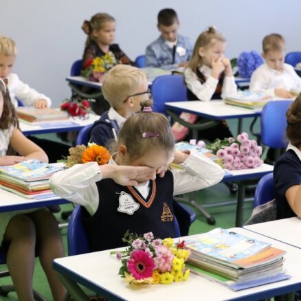 Saeima konceptuāli atbalsta pakāpenisku pāreju uz mācībām latviešu valodā