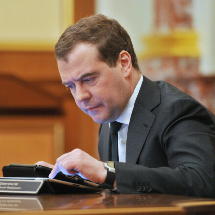 Домбровскис готов обсудить с Медведевым экономические вопросы