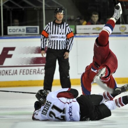 Foto: Latvijas hokejisti pieveic Krievijas otro izlasi