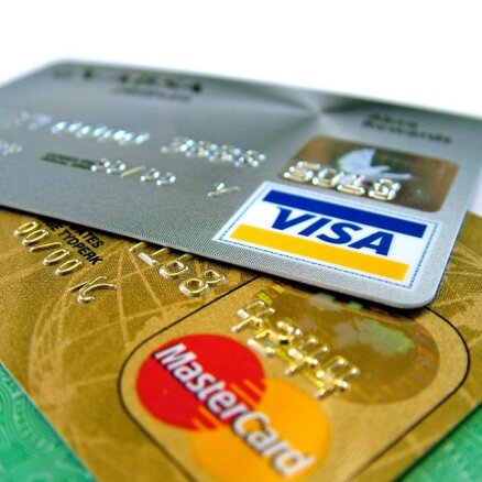 Сотни тысяч латвийцев перешли с Visa на MasterCard