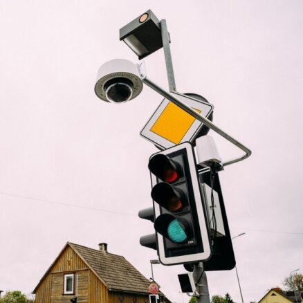 ФОТО: лиепайский светофор с камерой фиксирует 400 проездов на красный свет в месяц