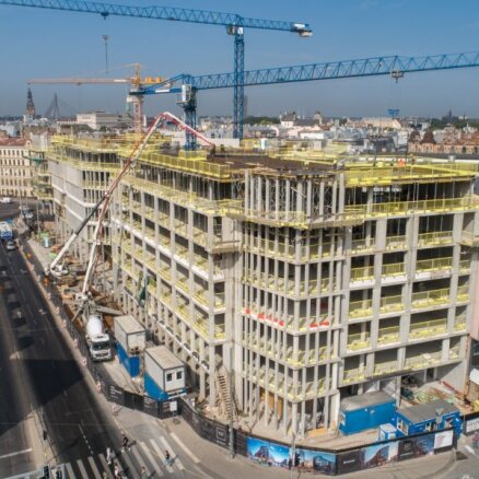 Foto: 55 miljonus eiro vērtais biznesa centrs 'Novira Plaza' svin spāru svētkus