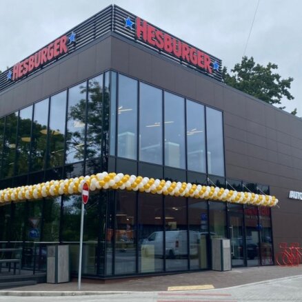 Ieguldot 1,5 miljonus eiro, Cēsīs atvērts pirmais 'Hesburger'