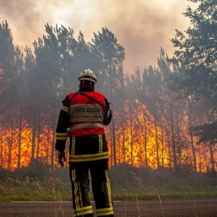 Eiropā meža ugunsgrēkos šogad izpostītas lielākas platības nekā visā 2021. gadā