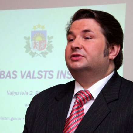 Izglītības kvalitātes uzraugu tur aizdomās par šmaukšanos ar ES stipendijām