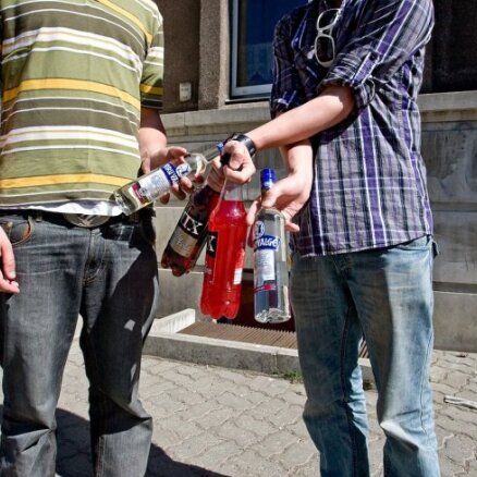 Эксперты: за день в Латвии продают две фуры нелегального алкоголя