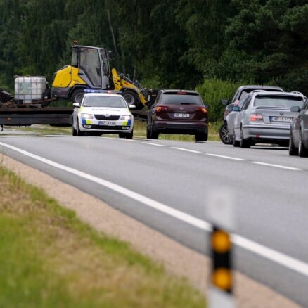ДТП на Лиепайском шоссе: утечка топлива создает опасное загрязнение площадью в 100 квадратных метров