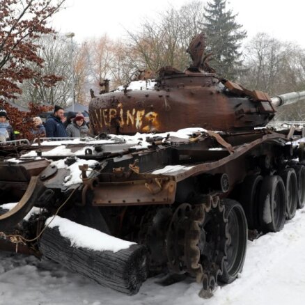 Foto: Pie Krievijas vēstniecības Rīgā atved ukraiņu iznīcināto okupantu tanku