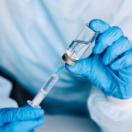 Latvijā senioru potēšana ar 'AstraZeneca' vakcīnu notiks atbilstoši Eiropas Zāļu aģentūras rekomendācijām