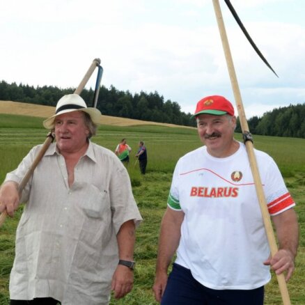 Foto: Kā baltkrievs Lukašenko francūzim Depardjē lauku darbus mācīja