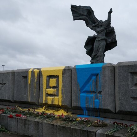 Foto: Nezināmi vandaļi iekrāsojuši Uzvaras pieminekli Ukrainas karoga krāsās