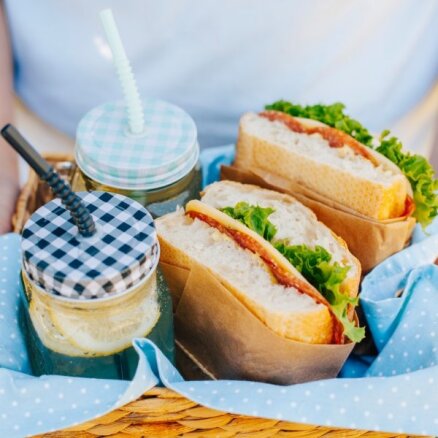 Piknika ēdienu ceļvedis: gaļa, čipsi un hamburgeri – ko izvēlēties un kā pagatavot veselīgāk
