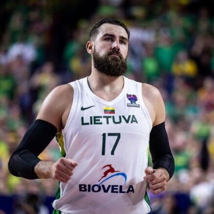 Lietuvas basketbolisti uzvar izšķirošajā mačā un iekļūst 'Eurobasket 2022' izslēgšanas turnīrā