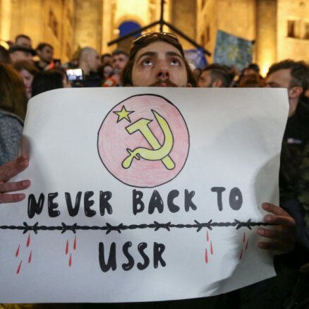 Foto: Tbilisi notiek jaunas demonstrācijas pret 'ārvalstu aģentu' likumu