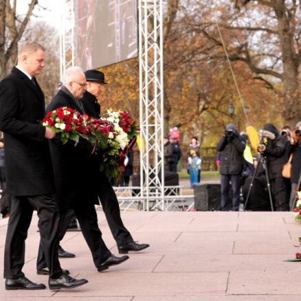 Foto: Augstākās valsts amatpersonas pie Brīvības pieminekļa noliek ziedus