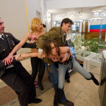 Девушки из Femen оголились на участке Путина