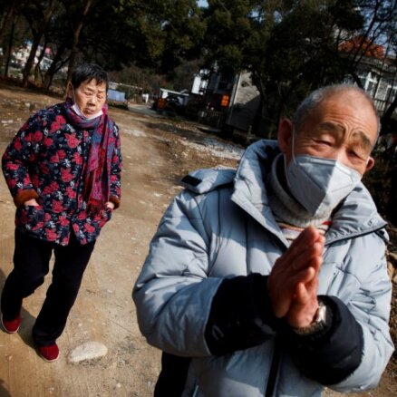 Ar koronavīrusu mirušo skaits sasniedz 170; vīrusu konstatē evakuētajiem japāņiem