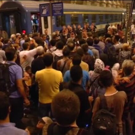 Video: Migrantu pūļi pulcējas Budapeštas stacijā; cer izbraukt uz Austriju un Vāciju