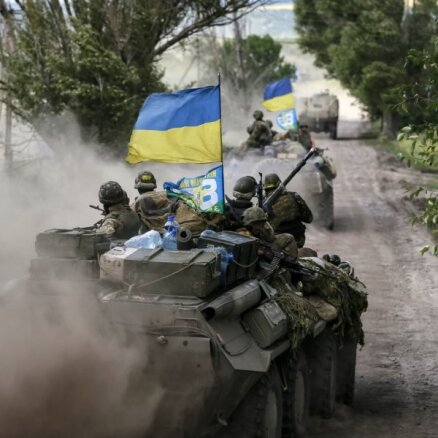 Ukrainas pierobežā notiek smaga kauja; aculiecinieki ziņo par tehniku ar Krievijas karogiem