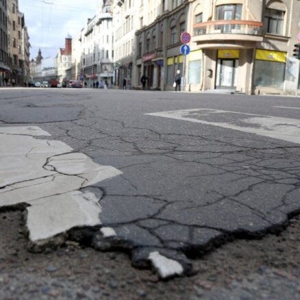 Летом начнется ремонт на рижской улице А.Чака: на тротуарах появится брусчатка, велополоса не планируется