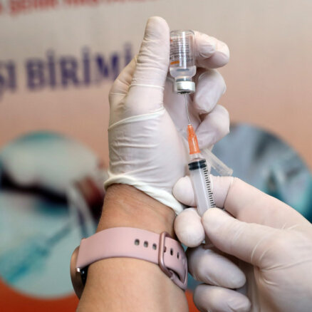 Covid-19: Ķīnā par neīstu vakcīnu tirgošanu aizturēti vairāk nekā 80 cilvēki