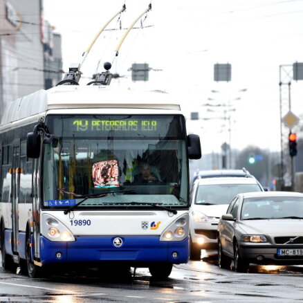 Рижский общественный транспорт курсирует реже, чем в пандемию: Rīgas satiksme не хватает средств