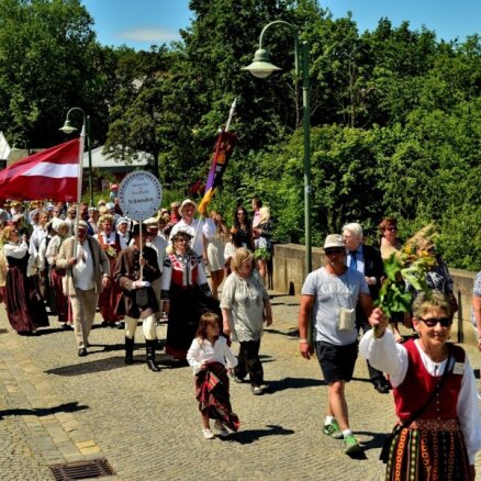 Foto: Eslingenā izskanējuši latviešu dziesmu un deju svētki