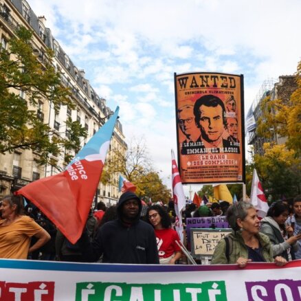 В Париже тысячи людей протестовали против политики Макрона