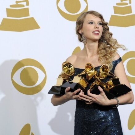 Bejonsē saņem sešas 'Grammy ' balvas; gada albums Teilorei Sviftai