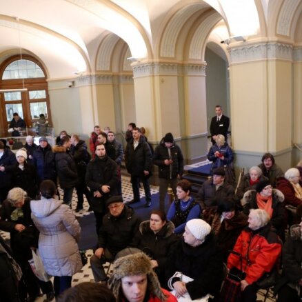 Jaunās eiro monētas 'medības' - Latvijas Bankas kasēs rindā gaida simtiem cilvēku