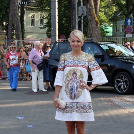 Сколько пар туфель привезла Яна Рудковская на "Новую волну"?