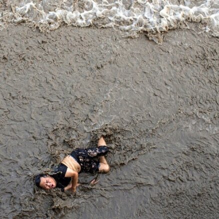 Stiprās lietusgāzēs Ķīnas ziemeļos 164 bojāgājušie