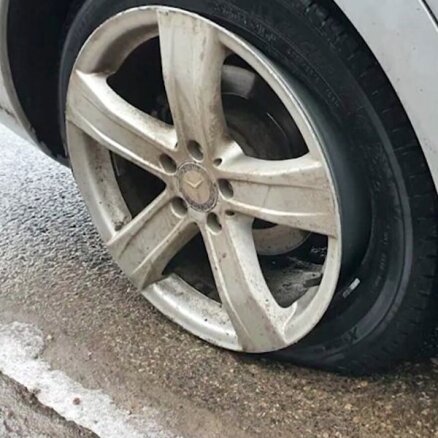 Autovadītāja tiesā uzvar Rīgas domi – saņems 1800 eiro par bedrē sabojātu auto