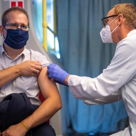 Прививку от Covid-19 готовы делать меньше половины латвийцев