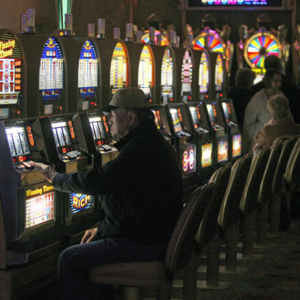 'Covid-19' dēļ opozīcija rosina aizvērt azartspēļu zāles