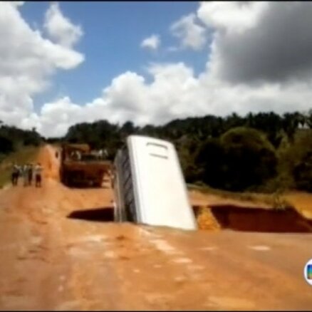 Video: Brazīlijā autobuss iekrīt milzīgā caurumā