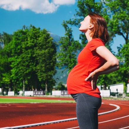 Grūtniece skrien – vai mazo nevar pārlieku sakratīt: četri mīti par sportu gaidību laikā