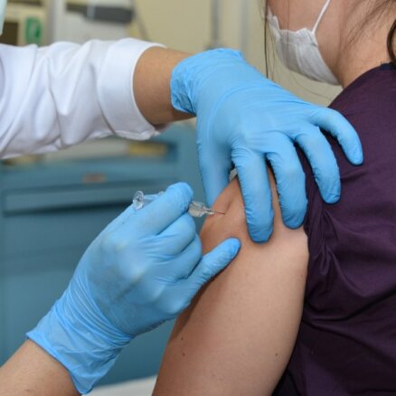 Ar 'AstraZeneca' vakcīnām Latvija plāno vakcinēt gandrīz 900 000 cilvēku