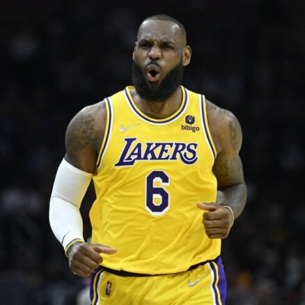 Lebrons Džeimss vienojas par jaunu līgumu ar 'Lakers'