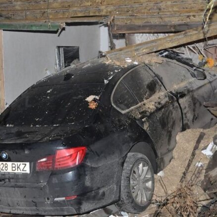 Foto: Igaunijā BMW caur mājas sienu iznīcina krāsni un televizoru