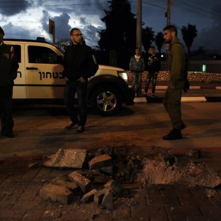 Palestīniešu kaujinieki izšauj uz Izraēlu desmitiem raķešu; ministrs iesaka Gazu okupēt