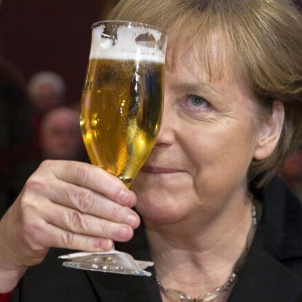 Официант случайно облил Меркель пивом
