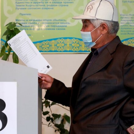 Kirgizstānā notiek referendums par prezidenta pilnvaru paplašināšanu