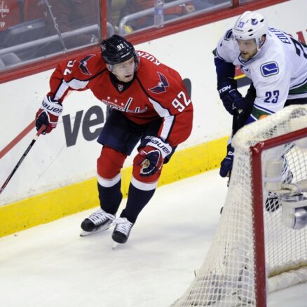 Кузнецов забросил первую шайбу в НХЛ, "Сент-Луис" вернулся в лидеры