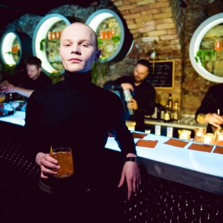 Foto: Rīgas smalkās aprindas pulcējas kokteiļu ballītē