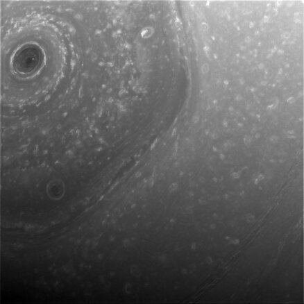 "Кассини" передала на Землю снимки бури на Сатурне
