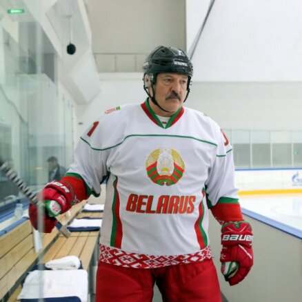 Lukašenko: Uz ledus nav vīrusu, jo tas ir ledusskapis